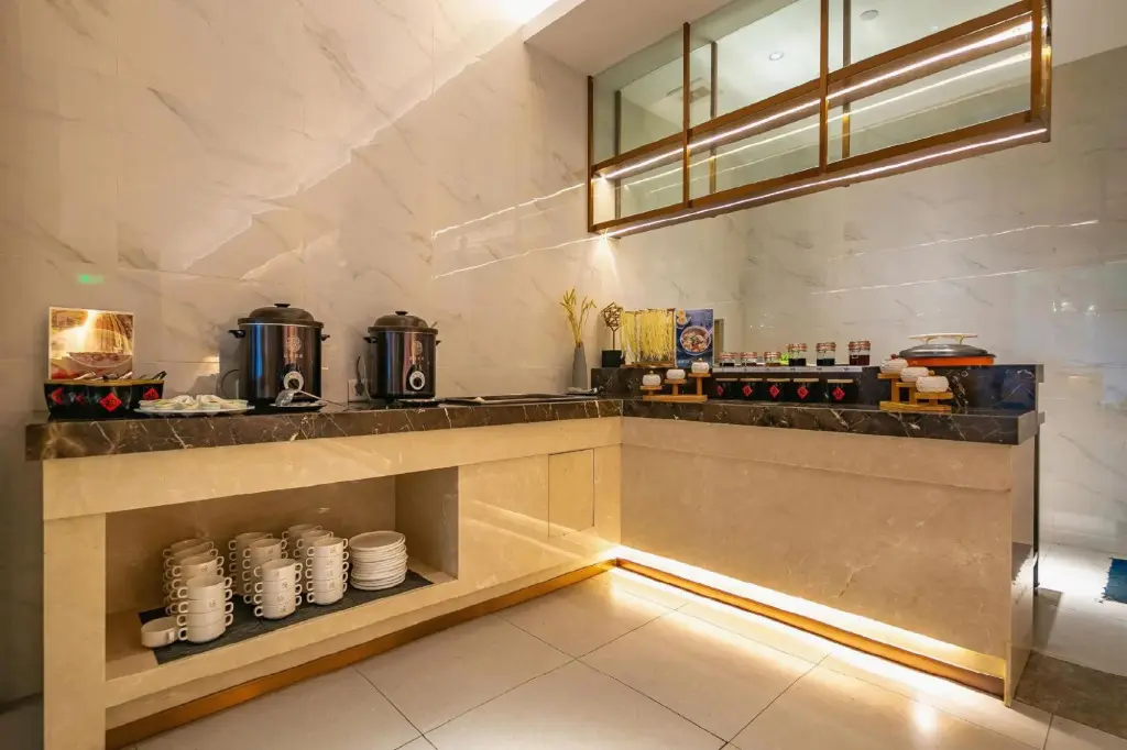 Чэнду: Yitel Collection (Chengdu DuFU Thatched Cottage & Sichuan Provincial People's Hospital  Station）