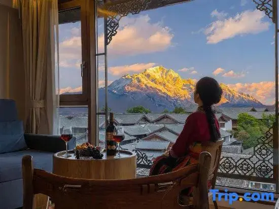 Лицзян: Panoramic View of Snow Mountain in Shanye Rizhao Jinshan (Lijiang Ancient City Branch)