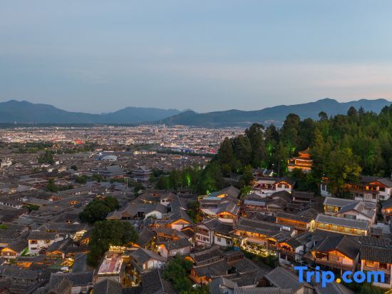Лицзян: Panoramic View of Snow Mountain in Shanye Rizhao Jinshan (Lijiang Ancient City Branch)