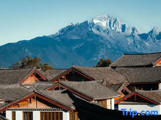 Лицзян: Panoramic View of Snow Mountain in Shanye Rizhao Jinshan (Lijiang Ancient City Branch)