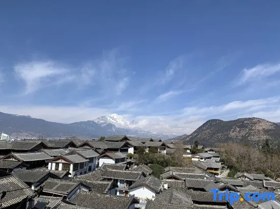 Лицзян: Panoramic View of Snow Mountain in Shanye Rizhao Jinshan (Lijiang Ancient City Branch)