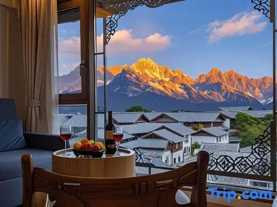 Лицзян: Panoramic View of Snow Mountain in Shanye Rizhao Jinshan (Lijiang Ancient City Branch)