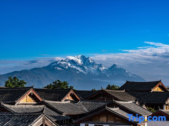 Лицзян: Panoramic View of Snow Mountain in Shanye Rizhao Jinshan (Lijiang Ancient City Branch)