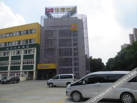 Чэнду: 9 + 1 Express Hotel Chengdu (Wenjiang Fengxi)