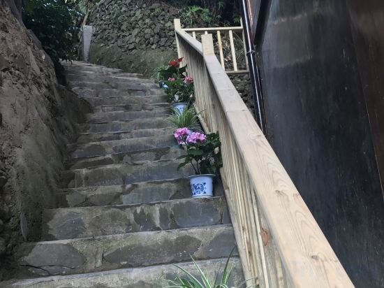 Леишан: Xijiang Qianhu Miao Village Mountain Stream Small Building Chinese Inn (No. 1 Fengyu Bridge)