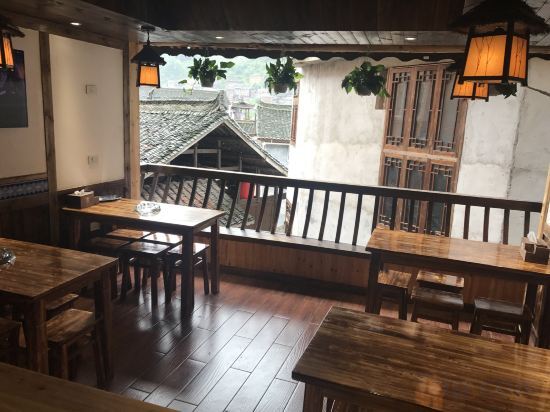 Леишан: Xijiang Qianhu Miao Village Mountain Stream Small Building Chinese Inn (No. 1 Fengyu Bridge)