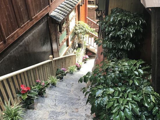 Леишан: Xijiang Qianhu Miao Village Mountain Stream Small Building Chinese Inn (No. 1 Fengyu Bridge)