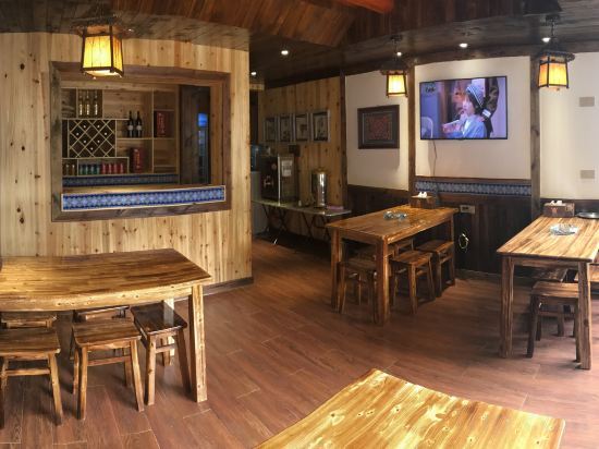 Леишан: Xijiang Qianhu Miao Village Mountain Stream Small Building Chinese Inn (No. 1 Fengyu Bridge)