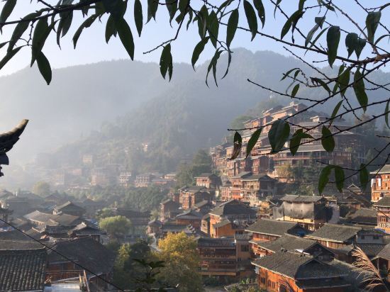Леишан: Xijiang Qianhu Miao Village Mountain Stream Small Building Chinese Inn (No. 1 Fengyu Bridge)