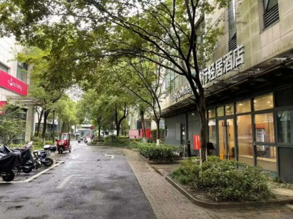 Шанхай: Home Inn (Shanghai Dahua Xincun Road Metro Station)