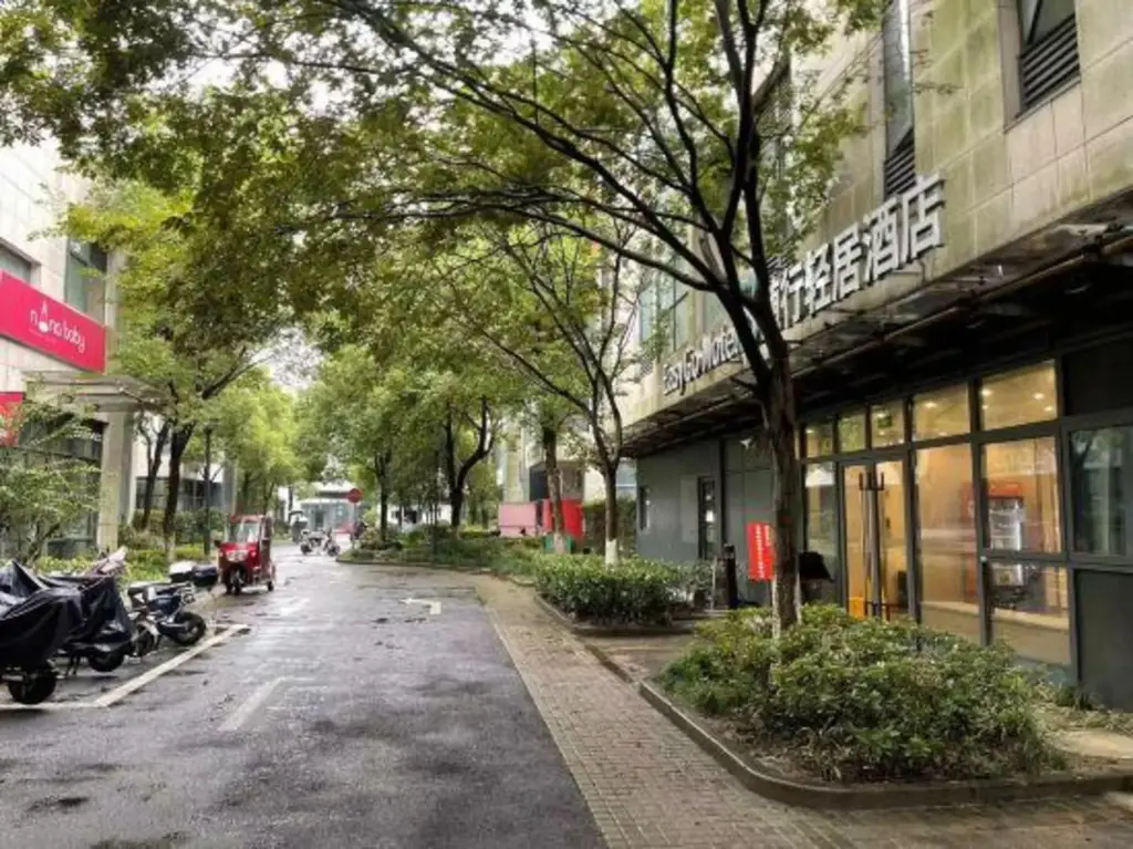 Шанхай: Home Inn (Shanghai Dahua Xincun Road Metro Station)