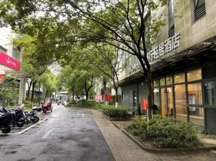 Шанхай: Home Inn (Shanghai Dahua Xincun Road Metro Station)