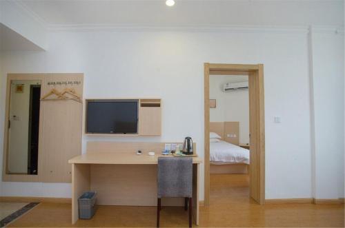Хух-Хото: Home Inn Huayi Hotel (Yuquan District Tongda South Station)