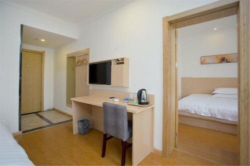Home Inn Huayi Hotel (Yuquan District Tongda South Station) — фото 1