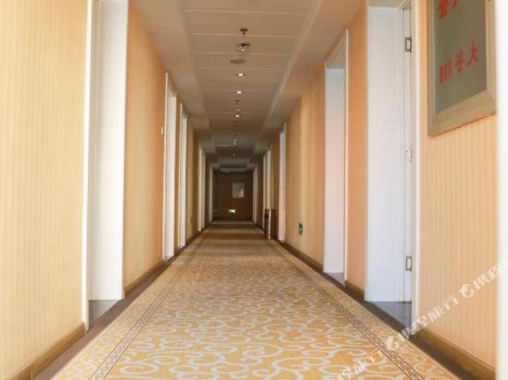 Чжанцзякоу: Yijialong Express Hotel (Zhangjiakou South Railway Station Construction Engineering College Store)