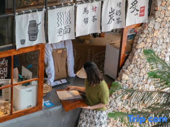 Лицзян: Meteorite Snow Mountain Resort (Rizhao Jinshan Roof View)