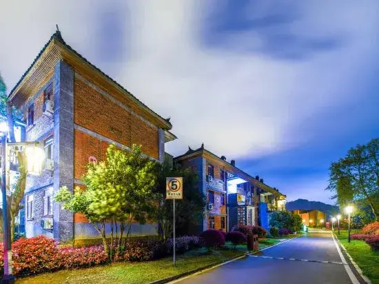 Дуюн: Duyun Maojianli Hotel (Qinhan Film City)