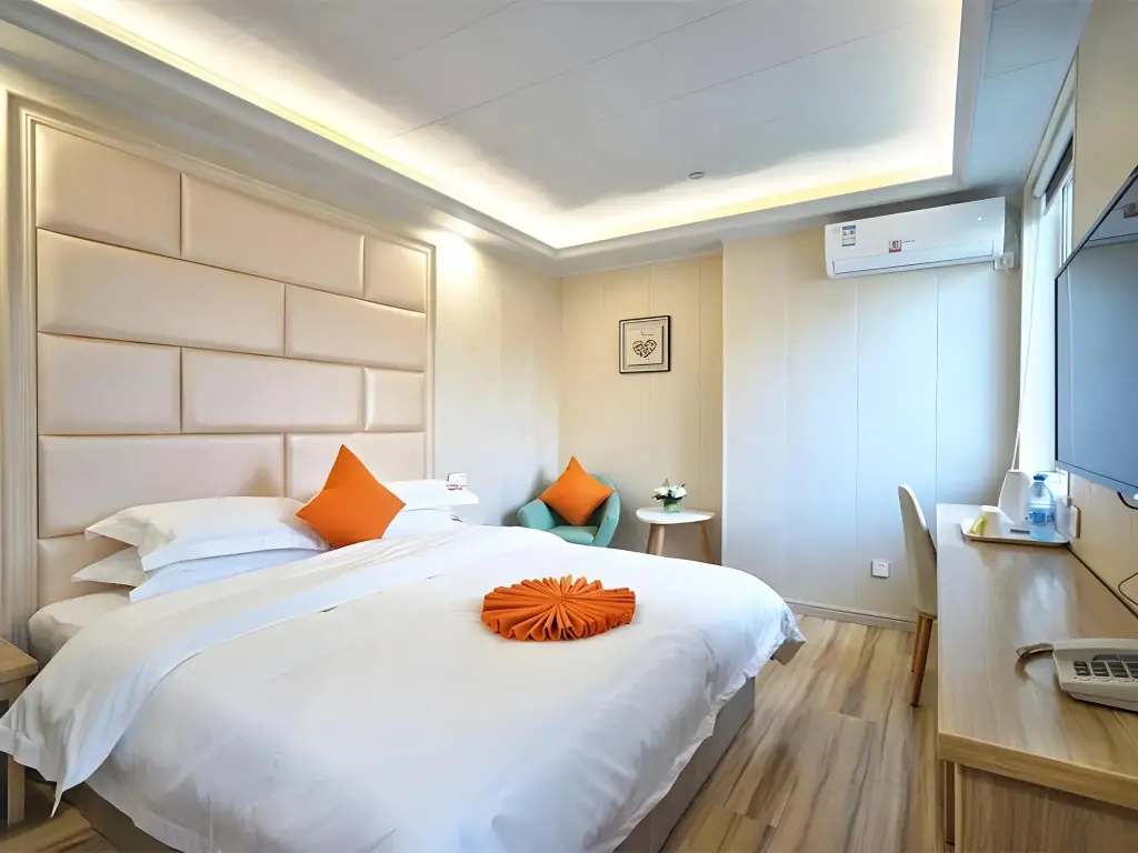 Шанхай: Shell Shanghai Baoshan District  Songbin Road Subway Station Hotel