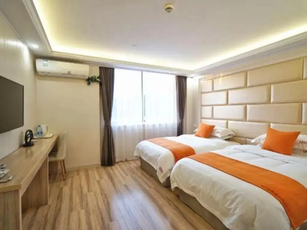 Шанхай: Shell Shanghai Baoshan District  Songbin Road Subway Station Hotel