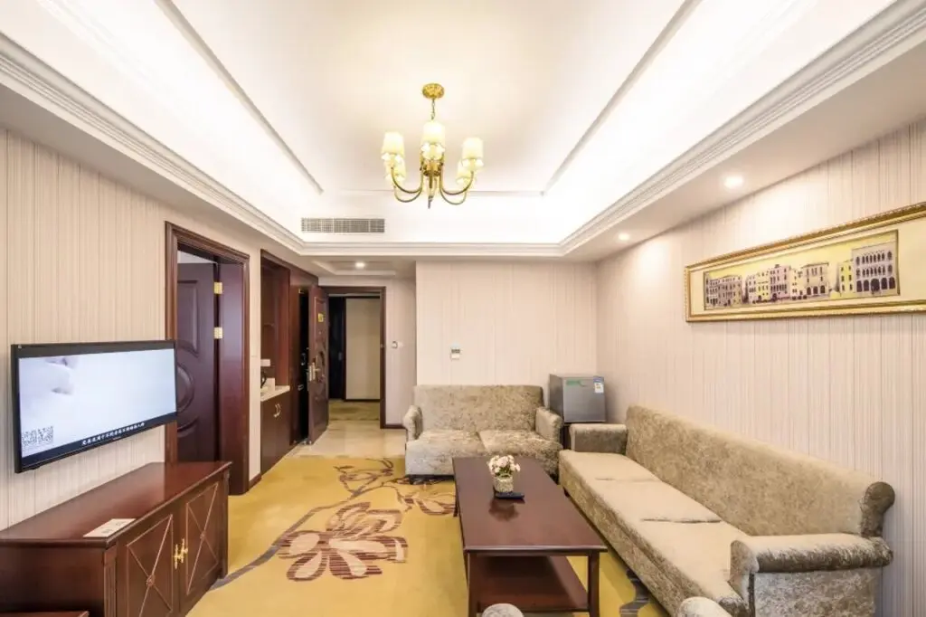 Шанхай: Vienna International Hotel ( Shanghai Kangqiao Metro Station)