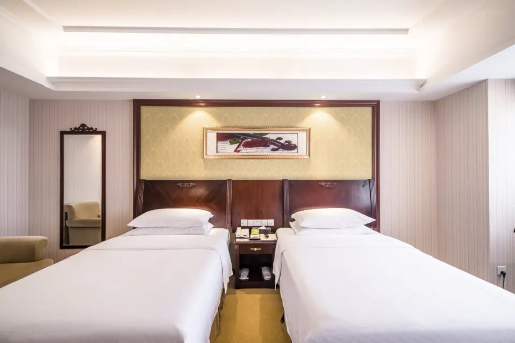 Шанхай: Vienna International Hotel ( Shanghai Kangqiao Metro Station)