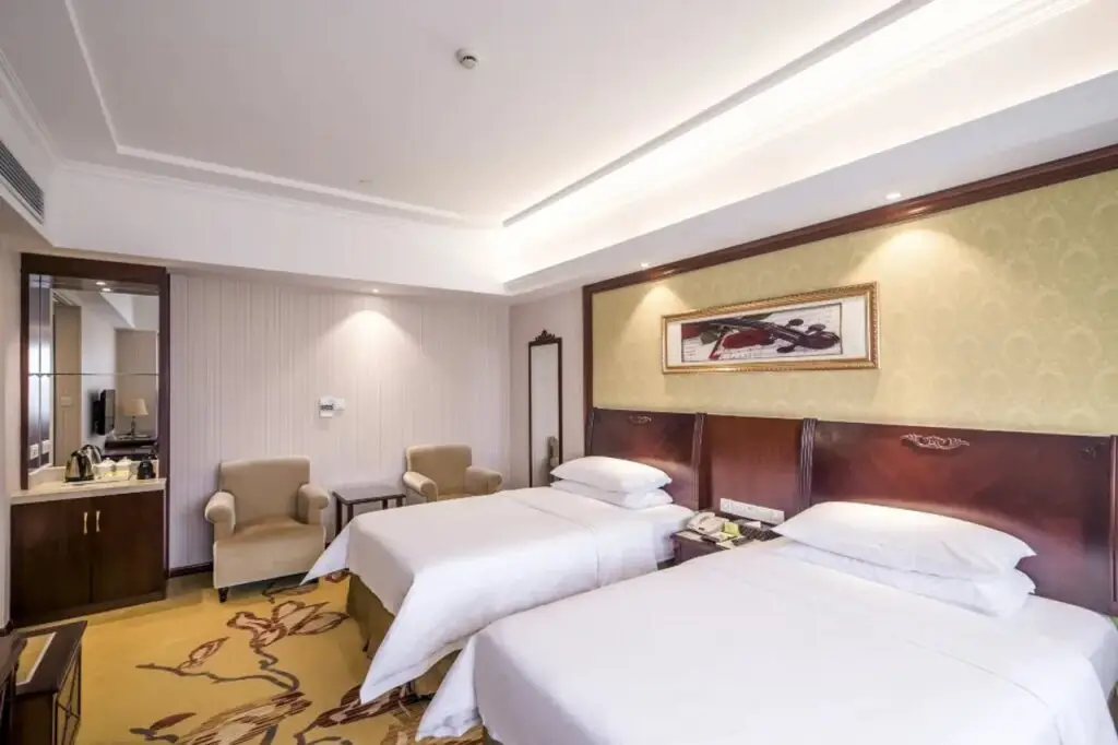Шанхай: Vienna International Hotel ( Shanghai Kangqiao Metro Station)