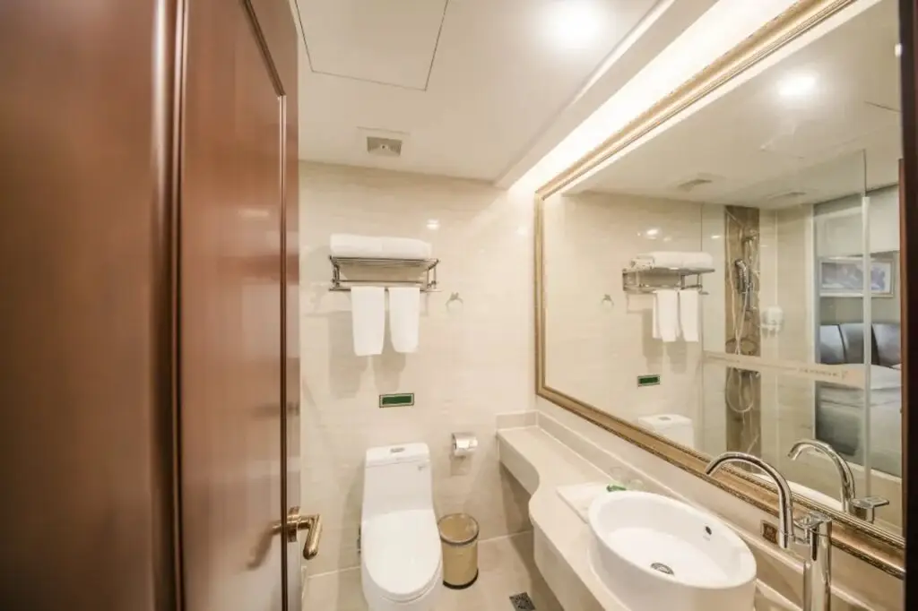 Шанхай: Vienna International Hotel ( Shanghai Kangqiao Metro Station)