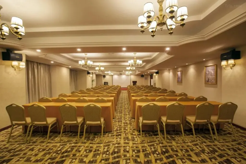 Шанхай: Vienna International Hotel ( Shanghai Kangqiao Metro Station)