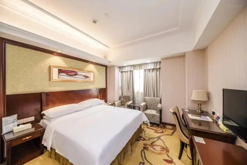 Шанхай: Vienna International Hotel ( Shanghai Kangqiao Metro Station)