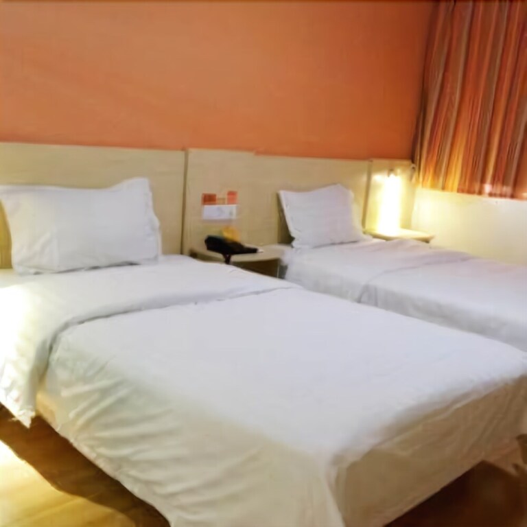 Линьи: Huacheng Hotel