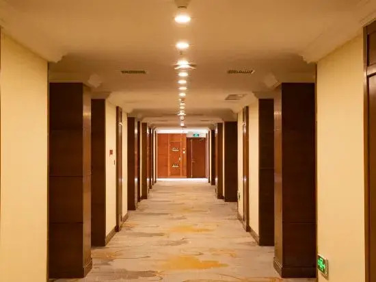 Циндао: Qingdao Laixi White Egret Lake Hotel