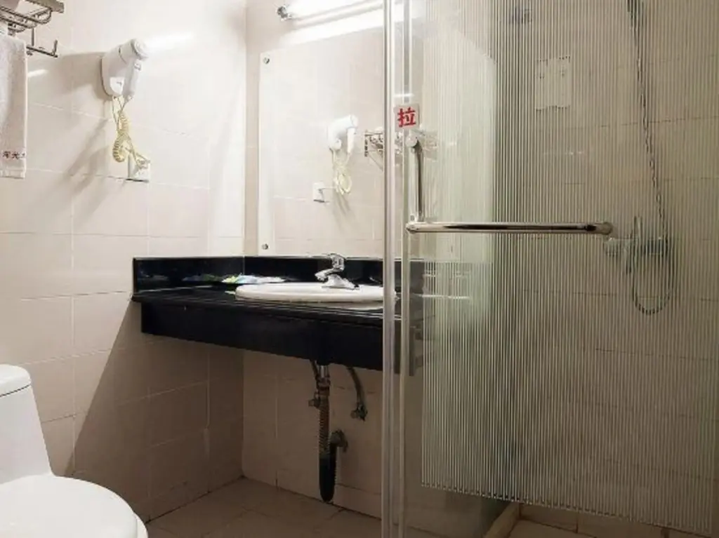 Шанхай: Shanghai Shenguang Hotel (College of electronics and information technology store)