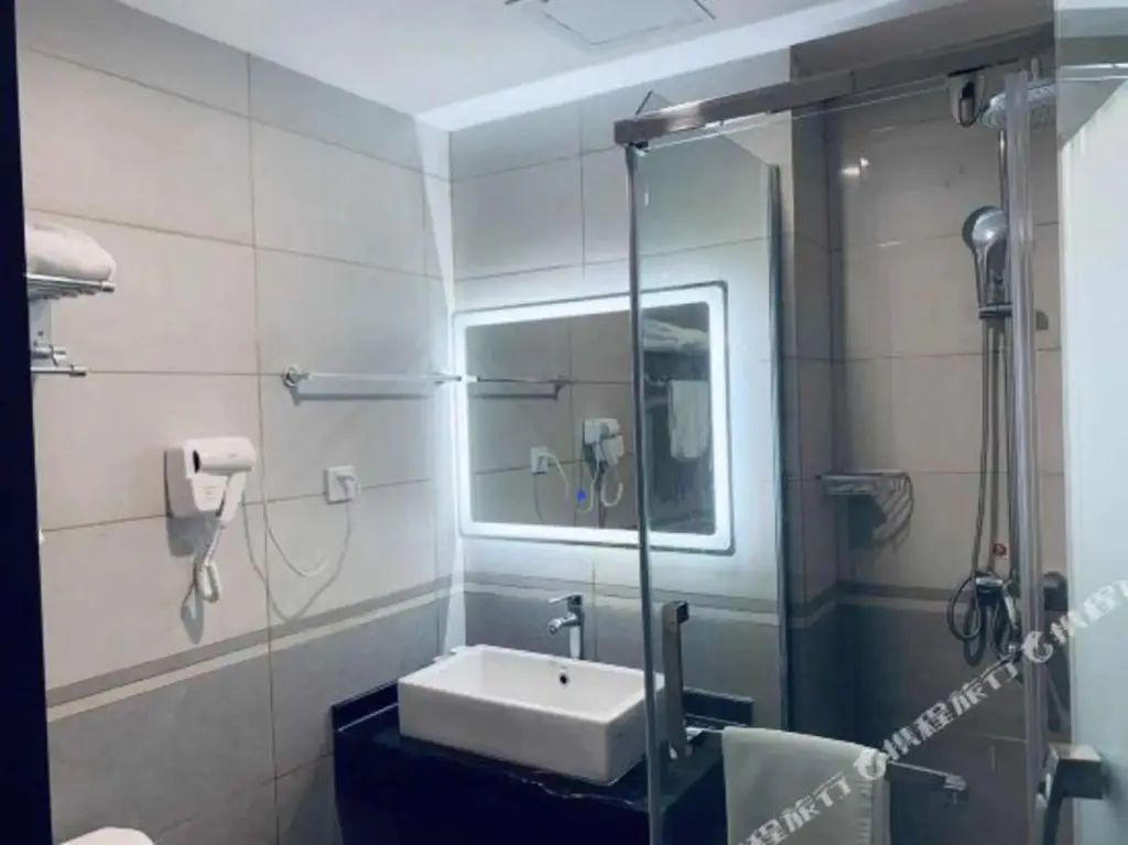 Шанхай: Shanghai Shenguang Hotel (College of electronics and information technology store)