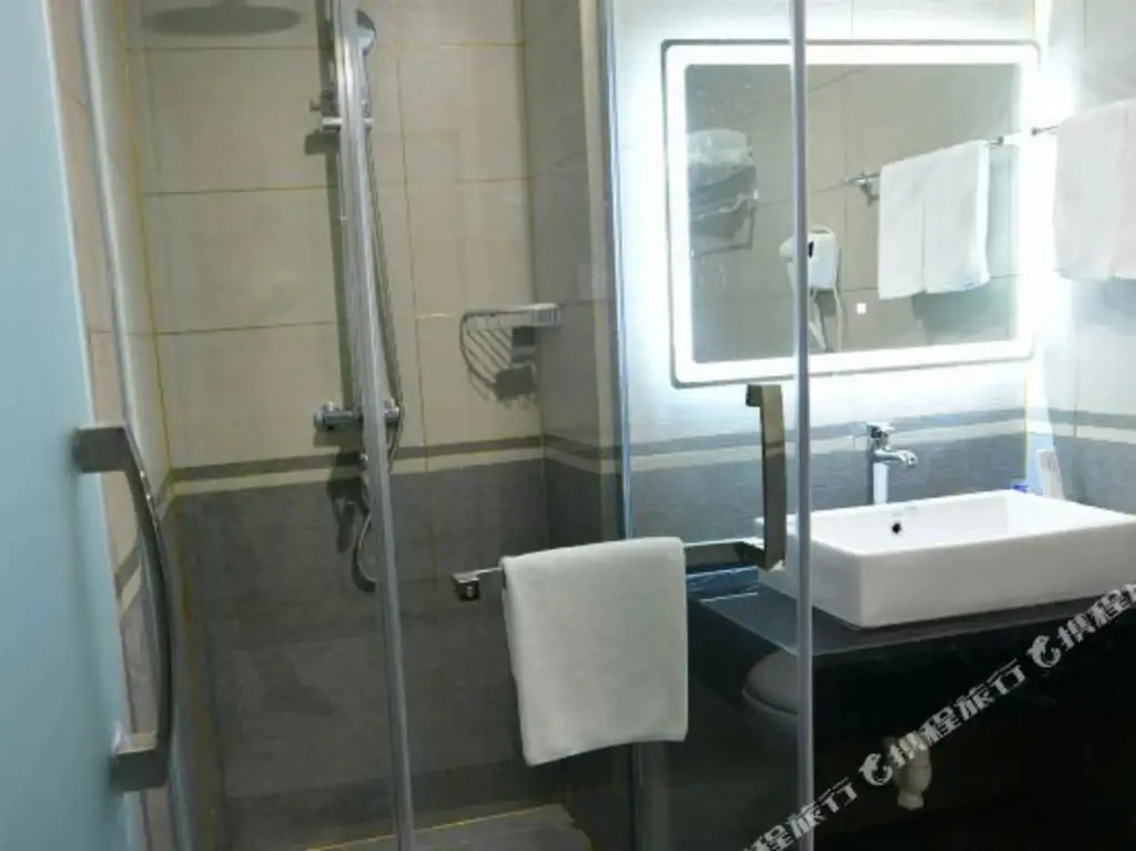 Шанхай: Shanghai Shenguang Hotel (College of electronics and information technology store)
