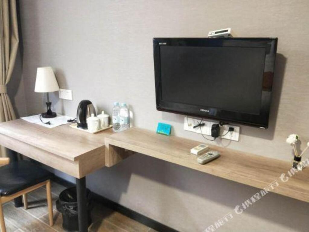 Шанхай: Shanghai Shenguang Hotel (College of electronics and information technology store)