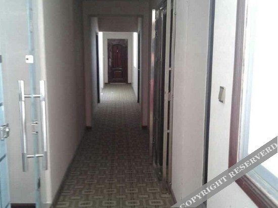 Цянью: Ziyouren Holiday Hotel (Zhashui Passenger Terminal Branch)