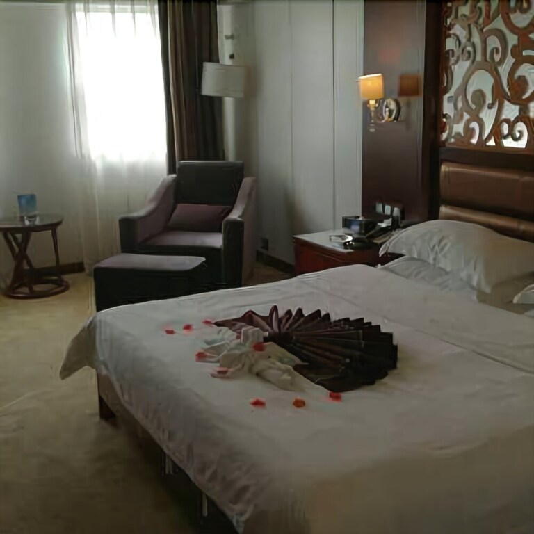 Ксучанг: Yuebanwan Hotel (Fat Donglai at Xuchang Railway Station)