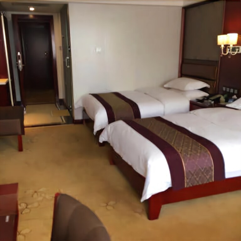 Ксучанг: Yuebanwan Hotel (Fat Donglai at Xuchang Railway Station)