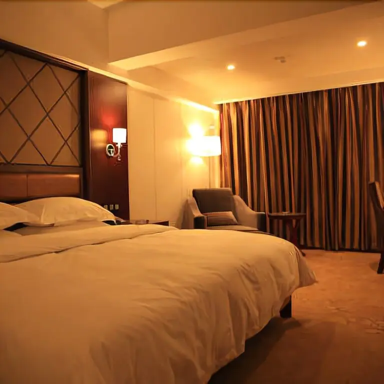 Ксучанг: Yuebanwan Hotel (Fat Donglai at Xuchang Railway Station)