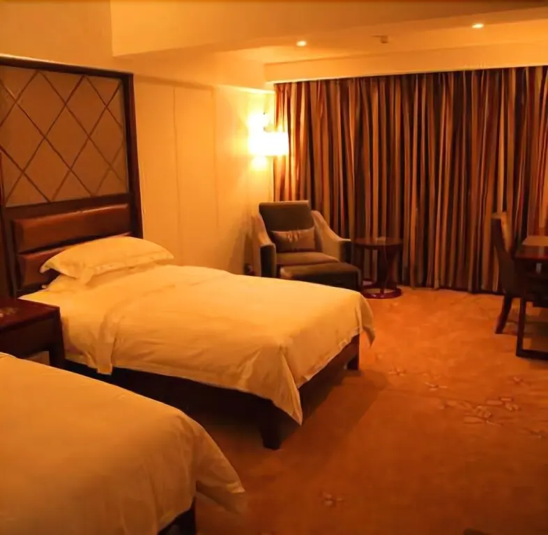 Ксучанг: Yuebanwan Hotel (Fat Donglai at Xuchang Railway Station)