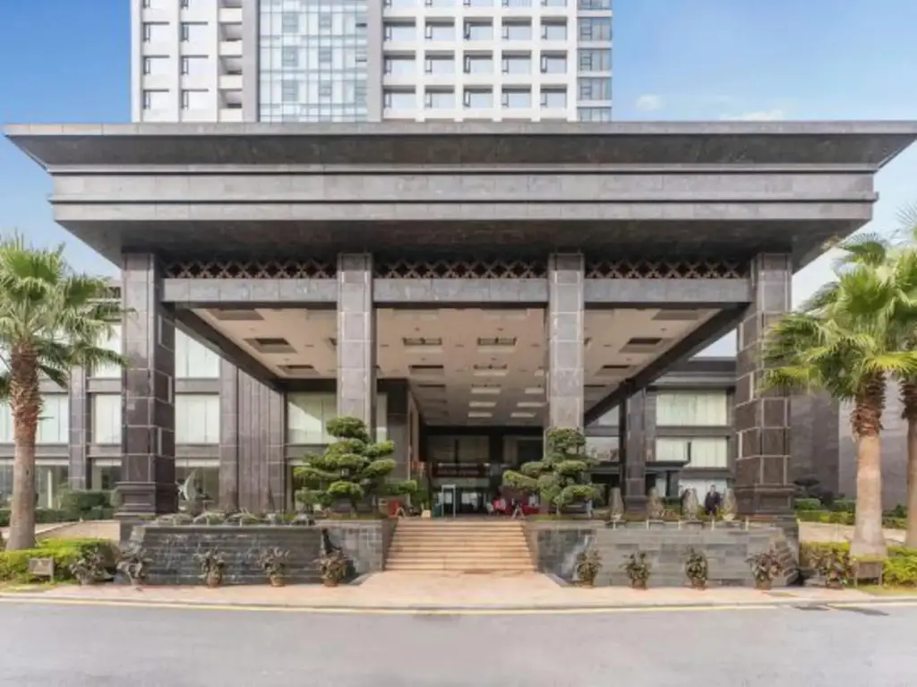 Maple Leaf Garden Hotel — фото 1