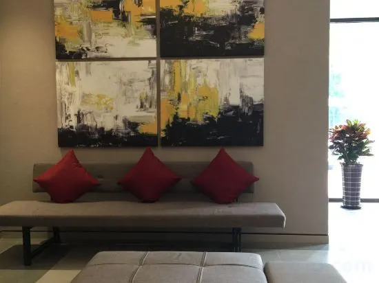 Пекин: Home Inn Plus (Beijing South Railway Station South Square)
