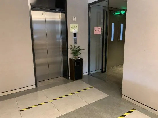 Пекин: Home Inn Plus (Beijing South Railway Station South Square)