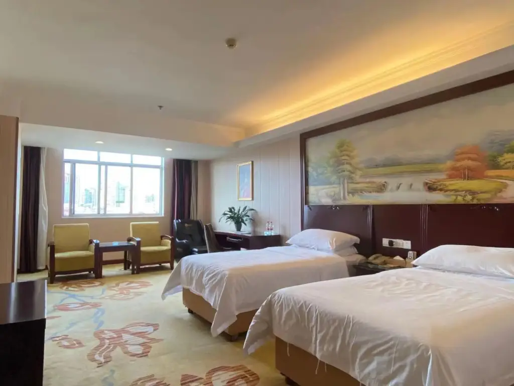Чанша: Vienna Hotel (Changsha Ningxiang West High-speed Railway Station Emerald Lake Store)