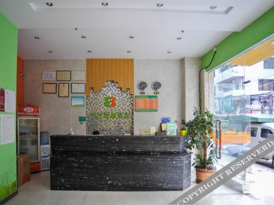 Дунгуань: 八方连锁酒店莞城八达路店