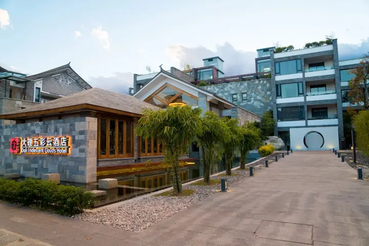 Дали: Dali Lridescent Clouds Hotel
