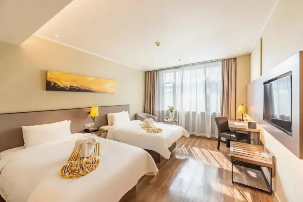 Далянь: Home Inn Plus (Dalian Development Zone Jinma Road Wanda Plaza)