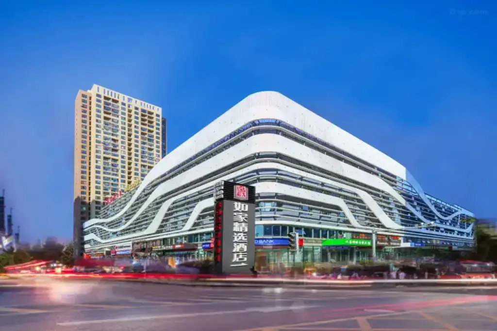 Далянь: Home Inn Plus (Dalian Development Zone Jinma Road Wanda Plaza)