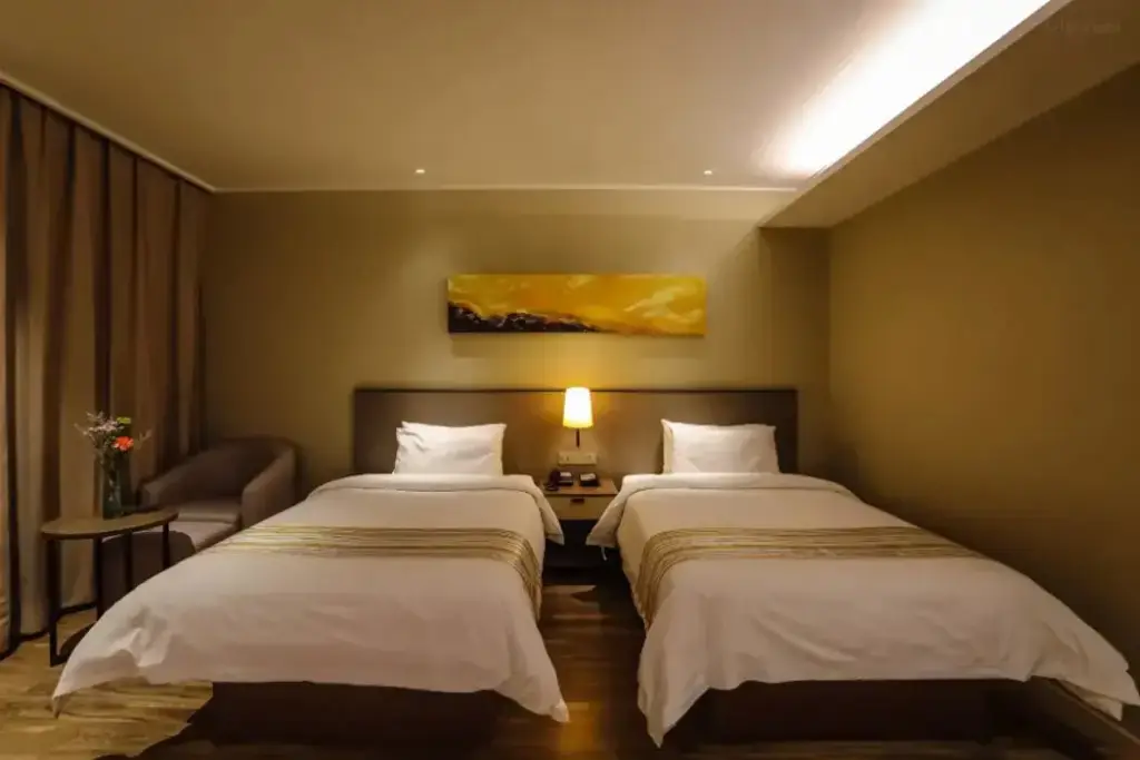 Далянь: Home Inn Plus (Dalian Development Zone Jinma Road Wanda Plaza)