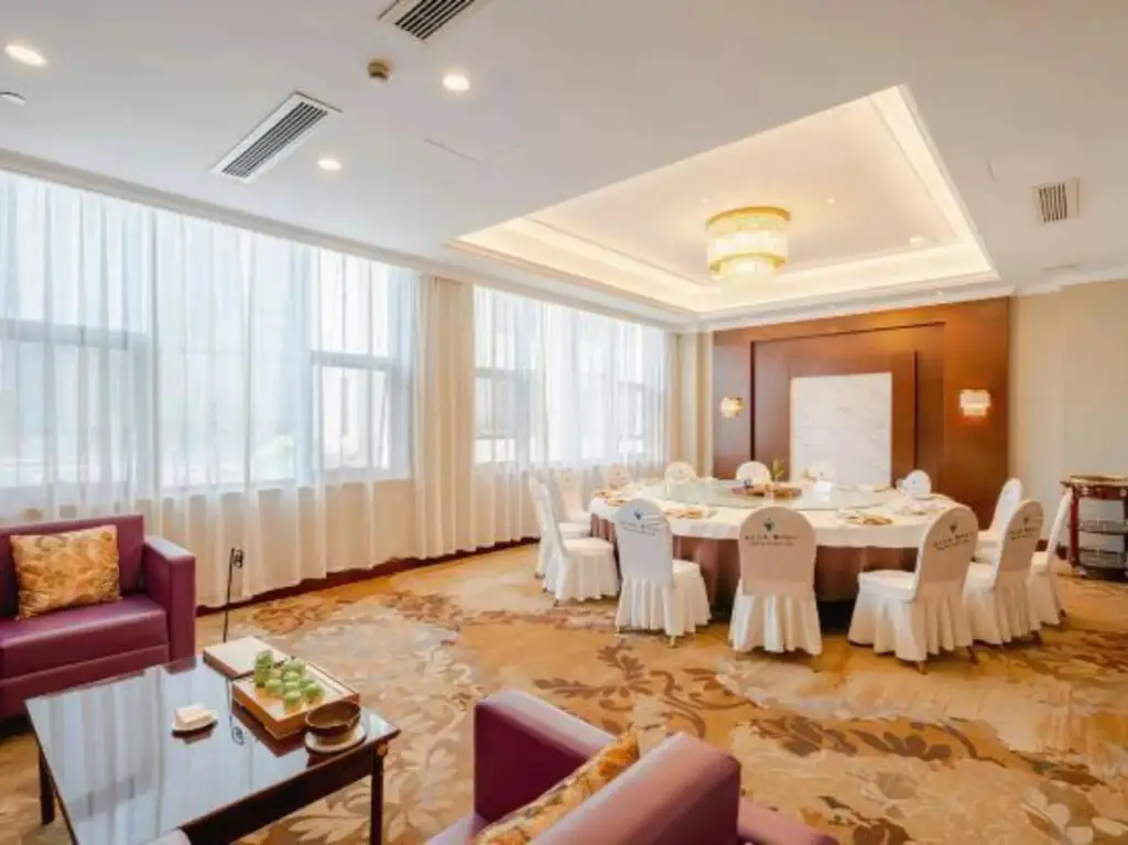 Oriental Hotel Quzhou West Area — фото 1